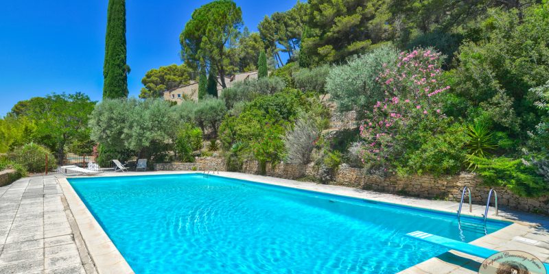 villa with pool and tennis at Le Beausset